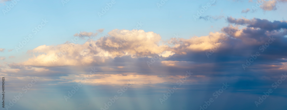 Obraz premium unique natural phenomenon of glow from below the sea to amazing evening colorful clouds, bright golden unusual rays