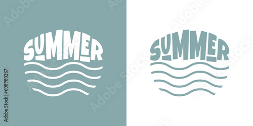 Logo vacaciones de verano. Letras de la palabra summer con letras estilo hawaiano con olas de mar con forma de círculo
