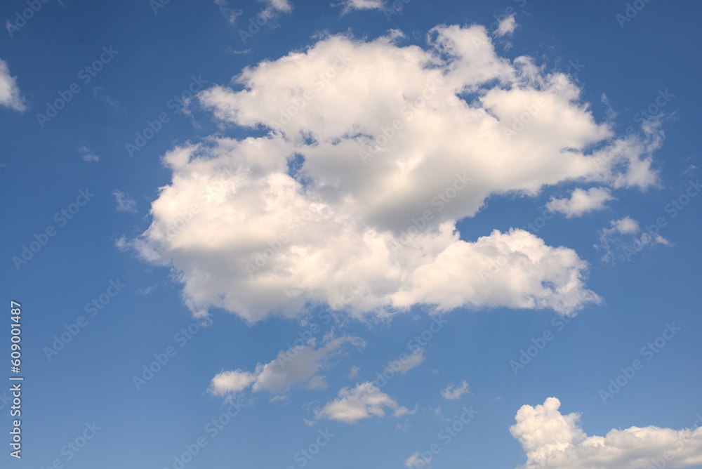 Obraz premium Nice cloud with clear sky background