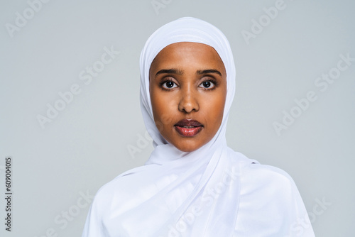 Canvastavla Beautiful arab middle-eastern woman with traditional abaya in studio