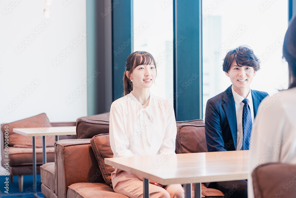 Fototapeta premium オフィスで雑談をするビジネスパーソン