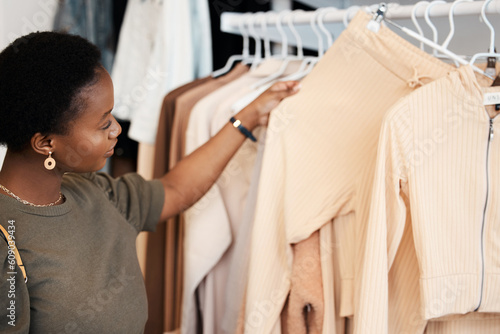 Foto Fashion, shopping and choice with black woman in boutique for luxury, sale and retail