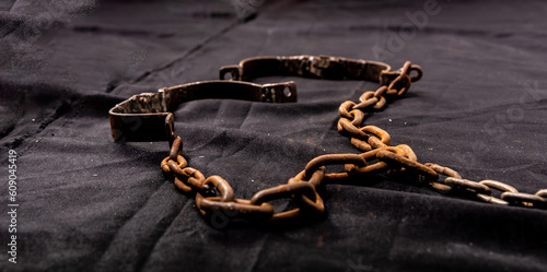Cuadro en lienzo Old chains or handcuffs used to hold prisoners or slaves