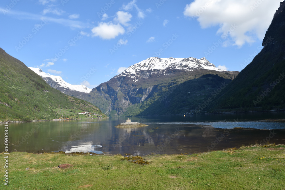 Fototapeta premium Campingplatz und Wasserfall Geirangerfjord Norwegen