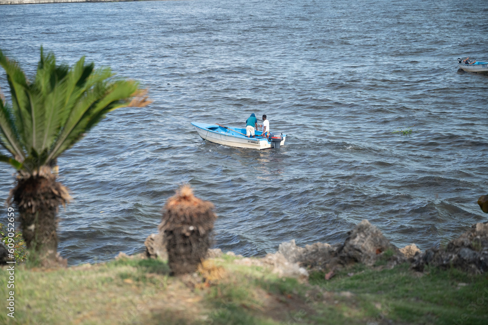 Playa de Montesinos, llena de basura. Santo Domingo, República