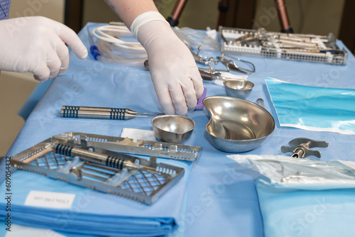 préparation du matériel pour une opération dentaire avec champs opératoire