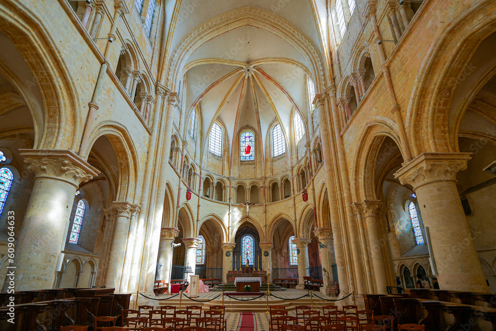Obraz premium Provins, France - May 24, 2023 : Choir of the Saint Quiriace Collegiate Church in Provins, a medieval city in the French department of Seine et Marne in Paris region