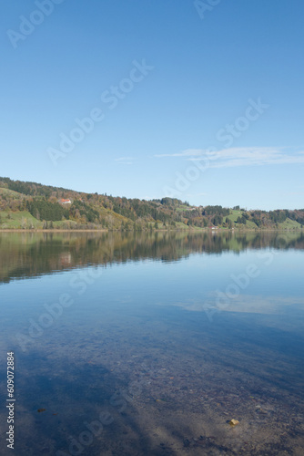 Landschaften Bayern am See Reflexion Herbststimmung Hügel Buntes Laub Seeoberfläche Spiegelung Natur