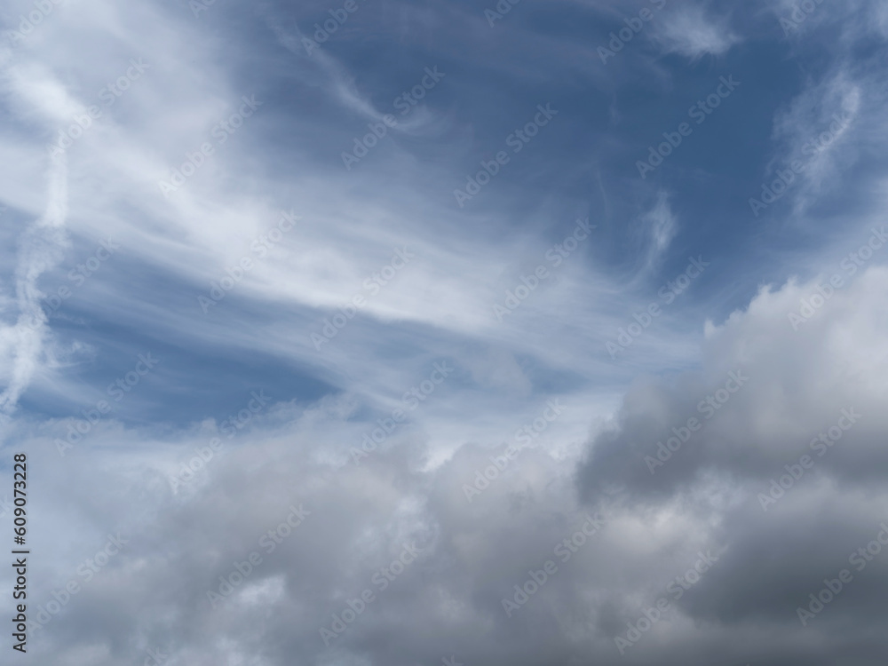Fototapeta premium Natur Strukturen milde Farben, Wolken über Marburg