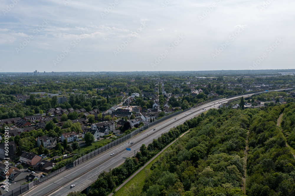 Die Autobahn ist das wichtigste Transportmittel auf dieser Welt