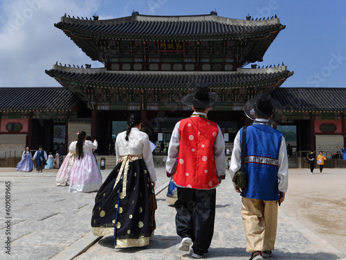 Canvas Print Tourists experience history wearing hanbok, a traditional costume, at the Gyeongbokgung Palace, a royal palace of the Joseon Dynasty in downtown Seoul