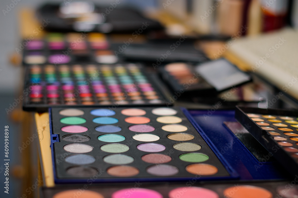 Multi-colored eye shadow in close-up palettes Multi-colored eye shadow in close-up palettes