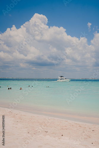 Mar Isla Mujeres con yate