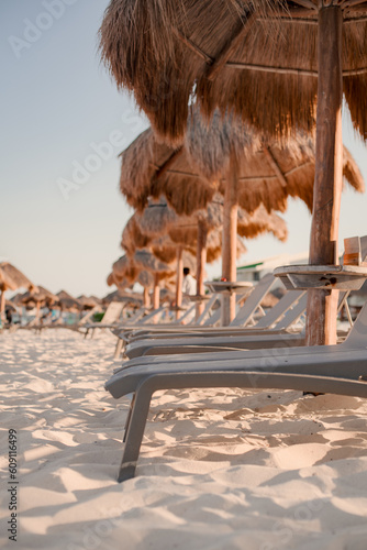 Playa con sobrillas y reposeras