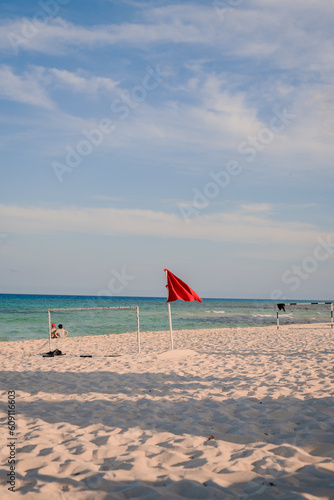 Bandera roja en playa