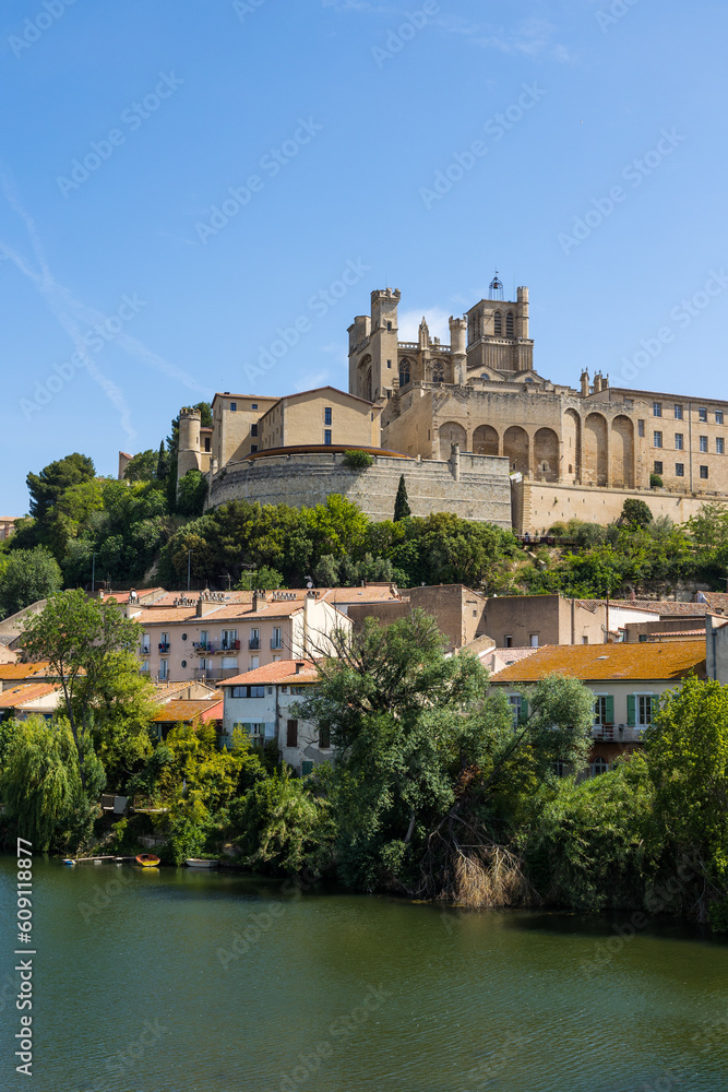 Cathédrale Saint-Nazaire de Béziers surplombant l'Orb depuis les berges du fleuve