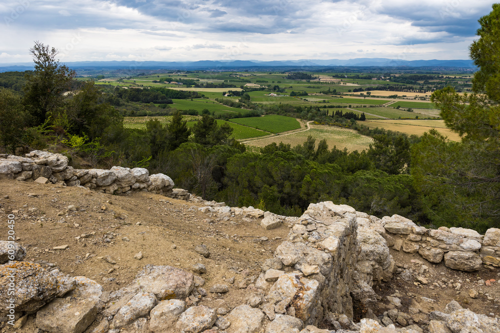 Paysage sur la plaine jusqu'aux montagnes du Haut-Languedoc depuis les vestiges de l'Oppidum d'Ensérune