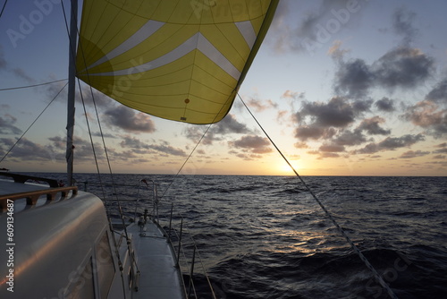 Unter Segeln. Segeln mit Leichtwindsegel in den Sonnenutergang