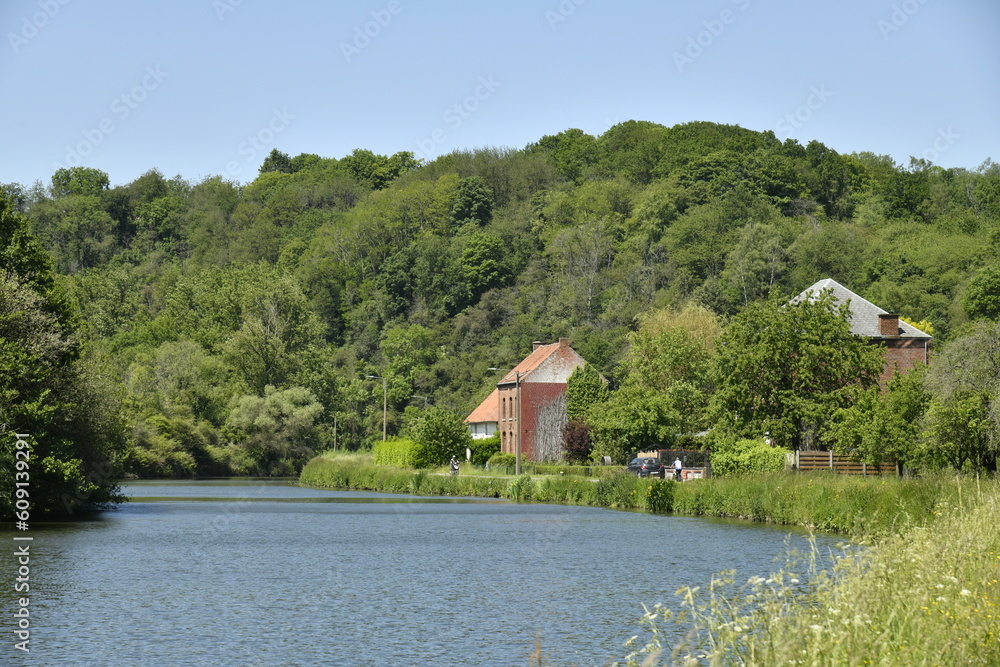 La Sambre vers une colline boisée à Lobbes La Sambre vers une colline boisée à Lobbes