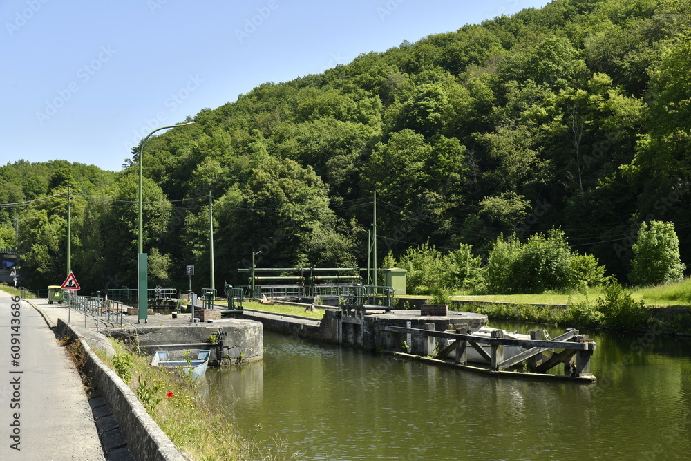 Écluses à commande manuelle sur la Sambre à Thuin Écluses à commande manuelle sur la Sambre à Thuin