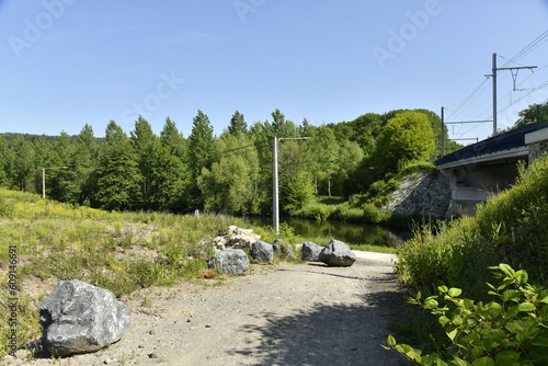 Blocs de pierres bleues sur un chemin caillouteux près d'un pont de chemin de fer à Thuin  photo