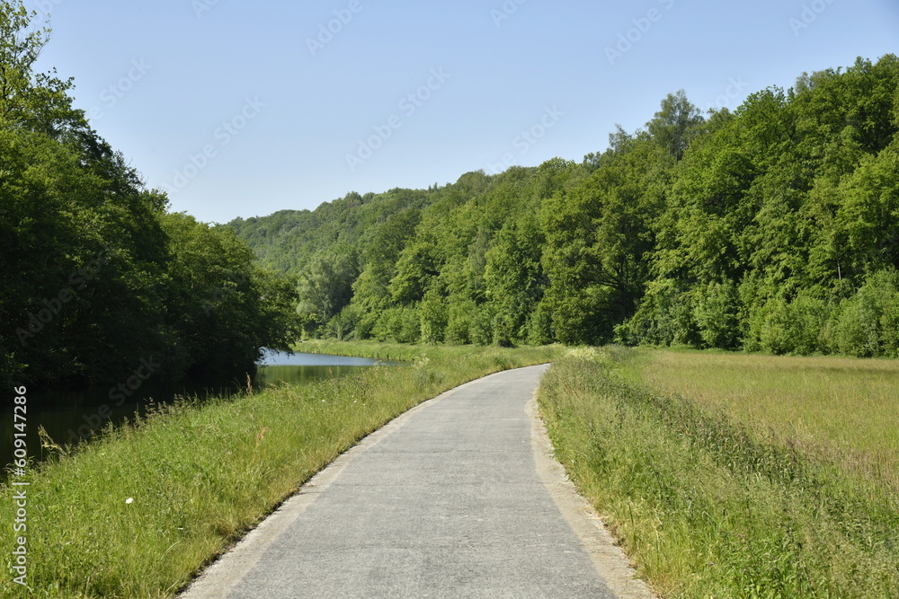 Chemin de halage le long de la Sambre entre champs ,prairies et bois dans une nature pittoresque entre Thuin et Montigny-le-Tilleul 