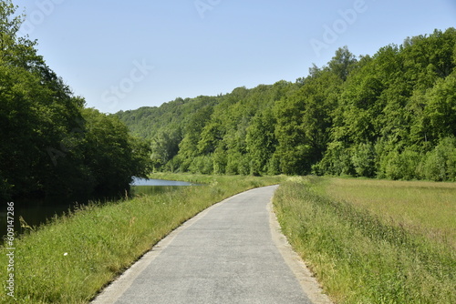 Chemin de halage le long de la Sambre entre champs ,prairies et bois dans une nature pittoresque entre Thuin et Montigny-le-Tilleul 