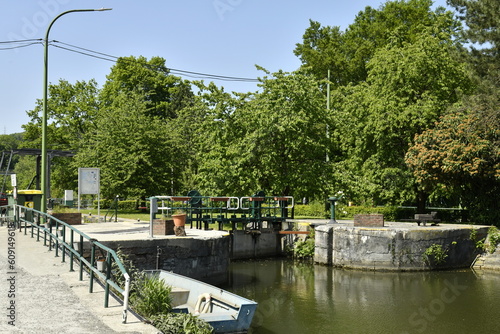 L'une des écluses typiques à mécanismes manuel sur la Sambre à Landelies (Montigny-le-Tilleul)  photo