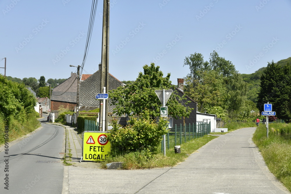 Obraz premium Route se séparant en deux soit vers le village de Landelies (Montigny-le-Tilleul) à gauche ou en longeant la Sambre par le chemin de halage à droite 