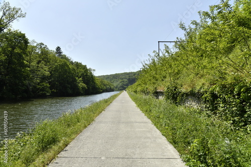 Chemin de halage entre la Sambre et la ligne de chemin de fer vers le village de Landelies (Montigny-le-Tilleul ) photo