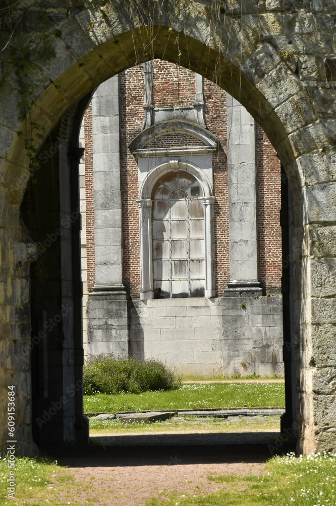 Les arches rustiques des portes d'entrées aux ruines de l'abbaye d'Aulne à Thuin 
