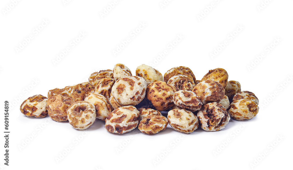 Obraz premium Dried tiger nuts isolated on a white background