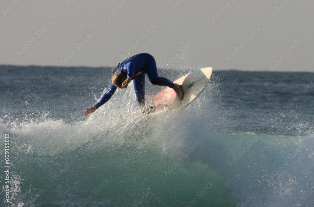 Naklejka premium Surfer getting air