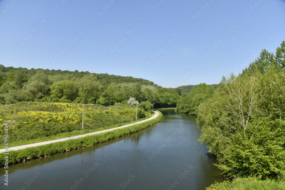 La Sambre et son chemin de halage en pleine forêt à Hourpes à l'ouest de Charleroi 