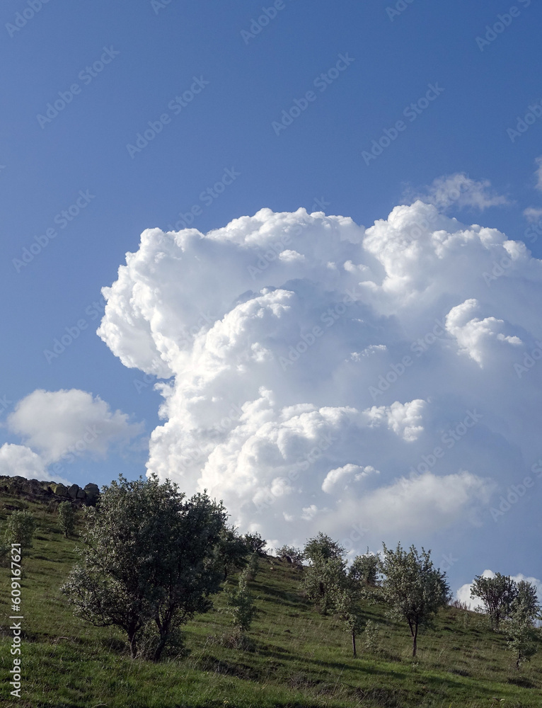 big white cloud in the sky, big and big white clouds,