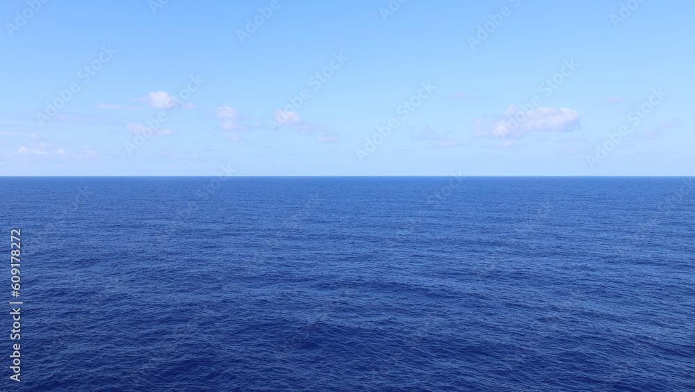 Obraz premium Big blue ocean under big blue sky