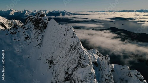 Montañas nevadas. Invierno en la cordillera de la Patagonia. Vuelos de drone sobre las montañas. photo