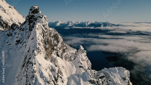 Montañas nevadas. Invierno en la cordillera de la Patagonia. Vuelos de drone sobre las montañas.