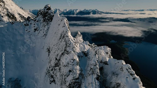 Montañas nevadas. Invierno en la cordillera de la Patagonia. Vuelos de drone sobre las montañas. photo