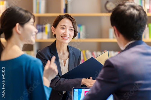 顧客の相談を受ける女性アドバイザー photo