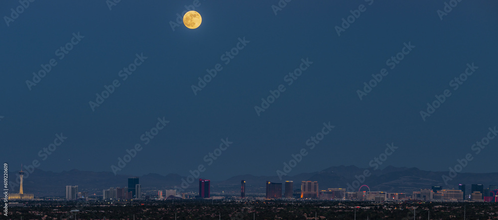 Fotografie Full moon over Las Vegas Strip