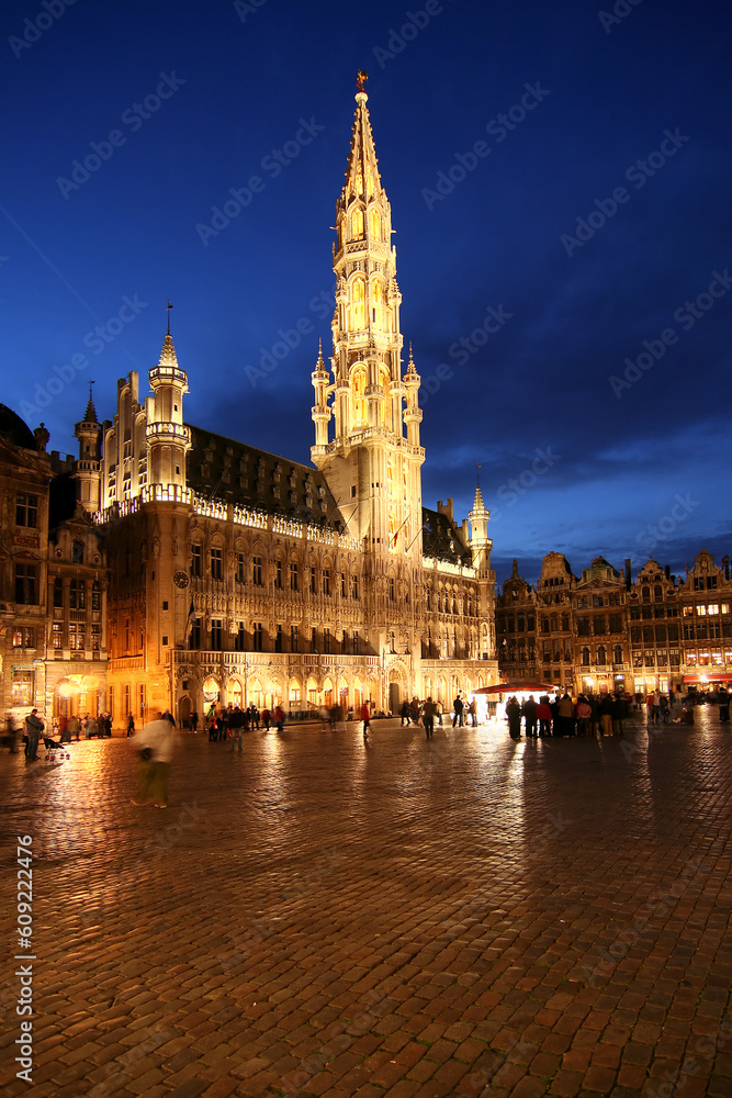 Fototapeta premium Brussels town hall on Grand Place at night
