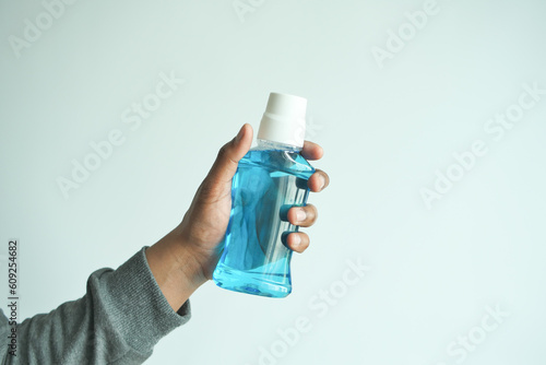 Bild auf Leinwand hand hold a mouthwash liquid container