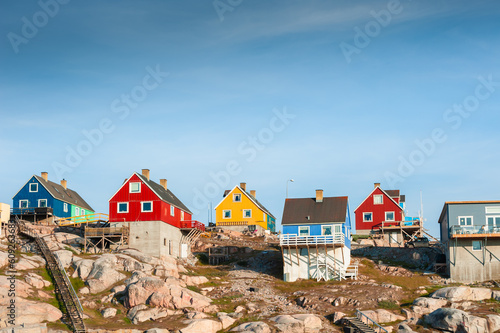 Obraz na płótnie Colorful houses on the shore of Atlantic ocean in Ilulissat, Greenland. w salonie