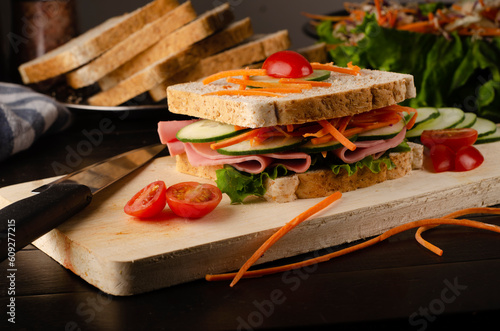 Que tal um lanche rápido e saudável? Essa sanduíche natural tem tudo o que você precisa para se sentir bem. photo