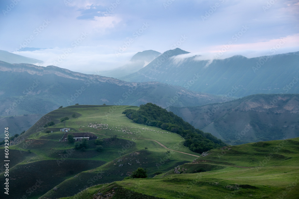Vue des montagnes du Caucase et des pâturages
 dans la région d'Akoucha, République du Daguestan, Fédération de Russie