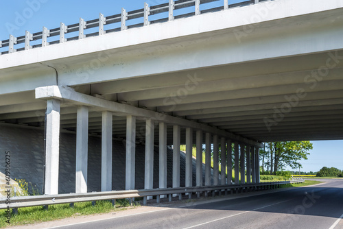 Фотография concrete columns like pillars of an automobile bridge