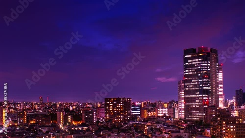 空と雲と街とビルの映像、夕景から夜景