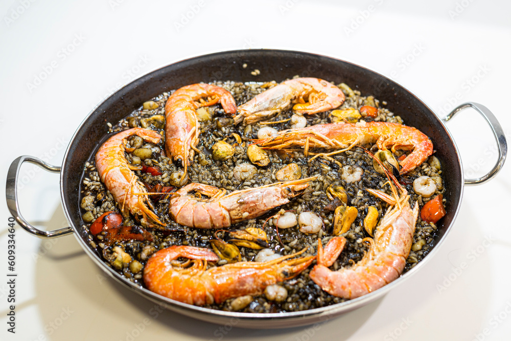 Arroz negro con gambones Arroz negro con gambones