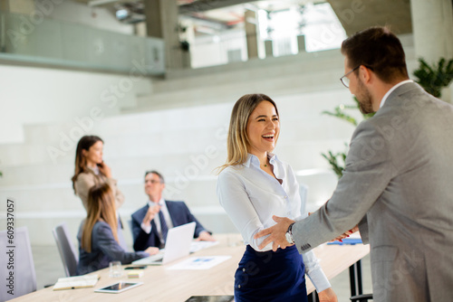 Young business woman handsh...